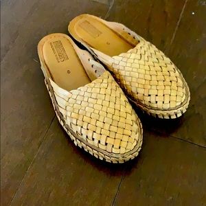 Mohinders Tan Leather Basketweave Slides sz 9